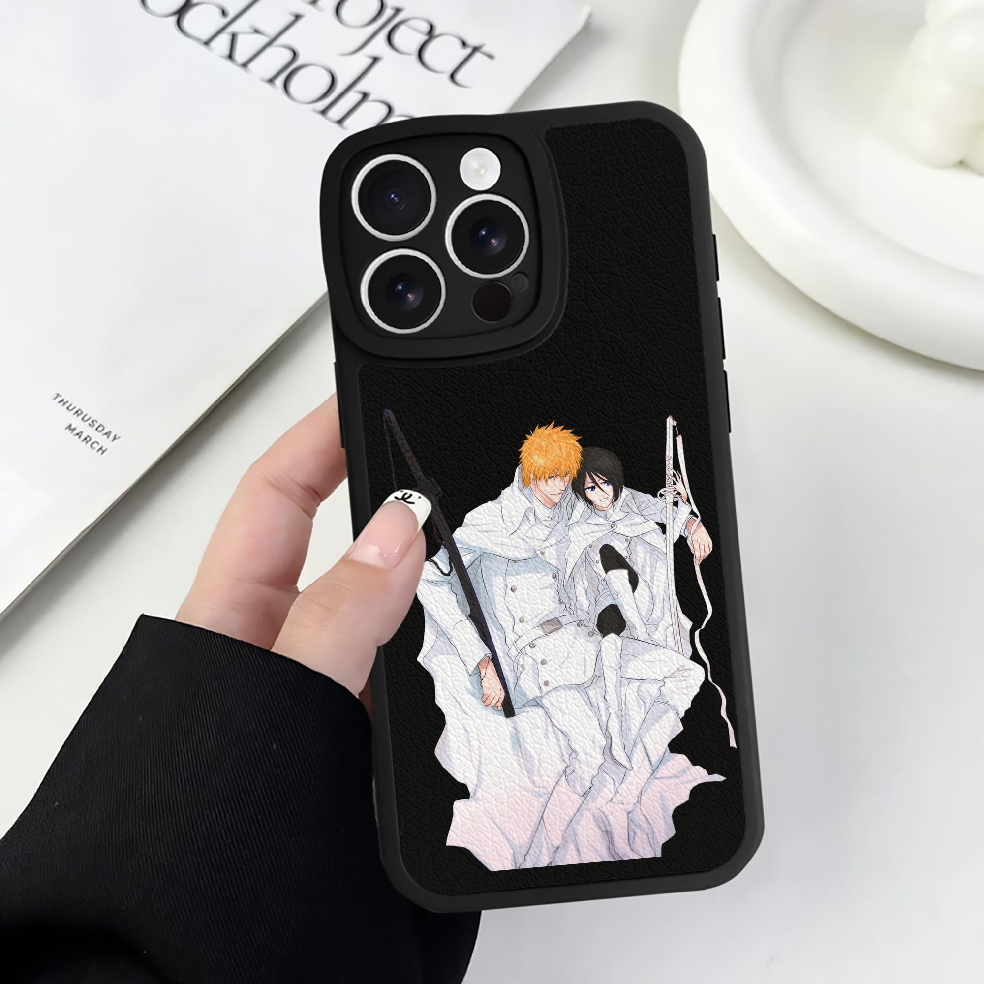 ブリーチ 黒崎一護（くろさき いちご）BLEACH Kurosaki Ichigo 【iPhone 16シリーズ対応】シリコンスマホケース（レザー調） 材質：シリコン